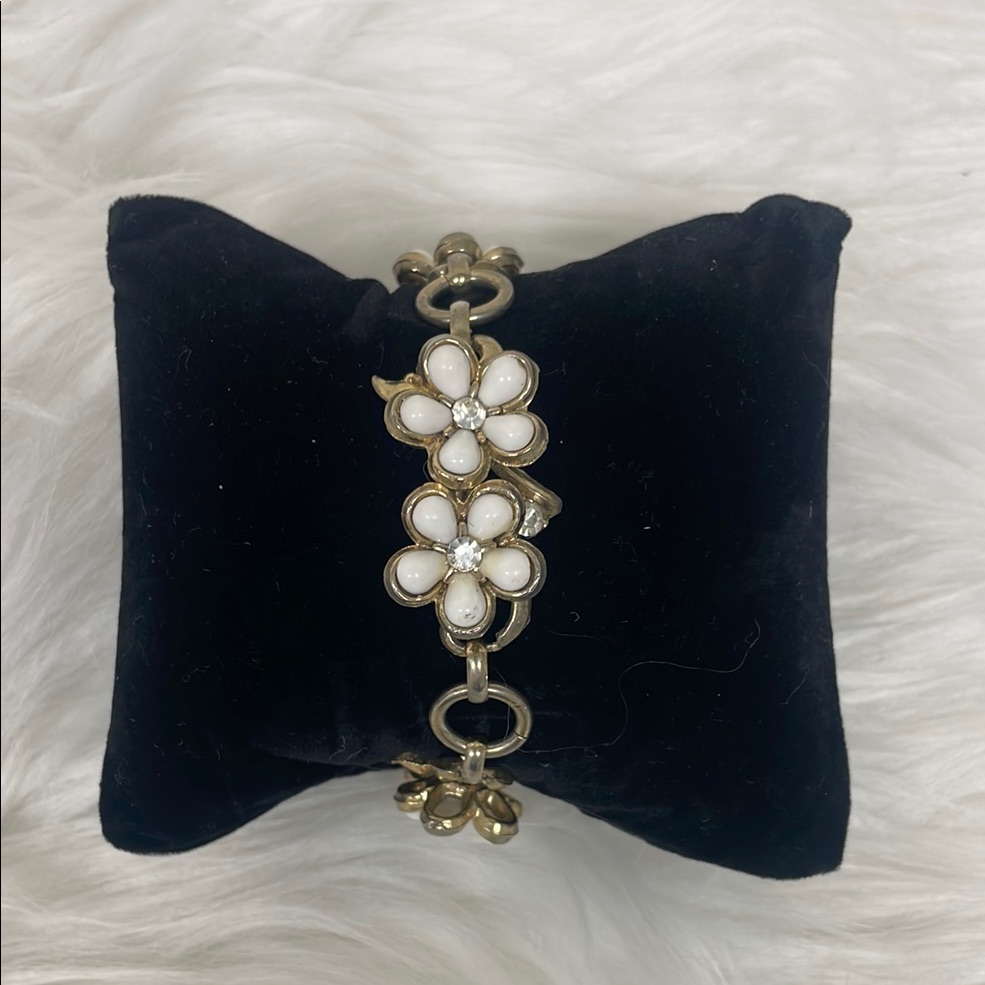 Coro Vintage White And Gold Enamel Flower Cluster Bracelet 35$